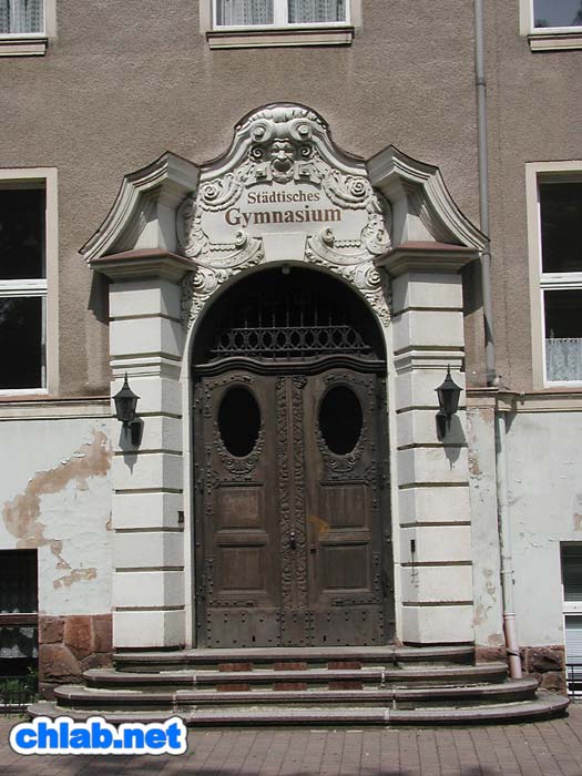 Eingang zum stdtischen Gymnasium
