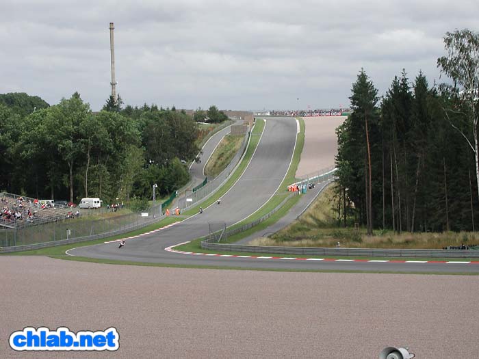 Rasende Abfahrt zur Sachsenkurve
