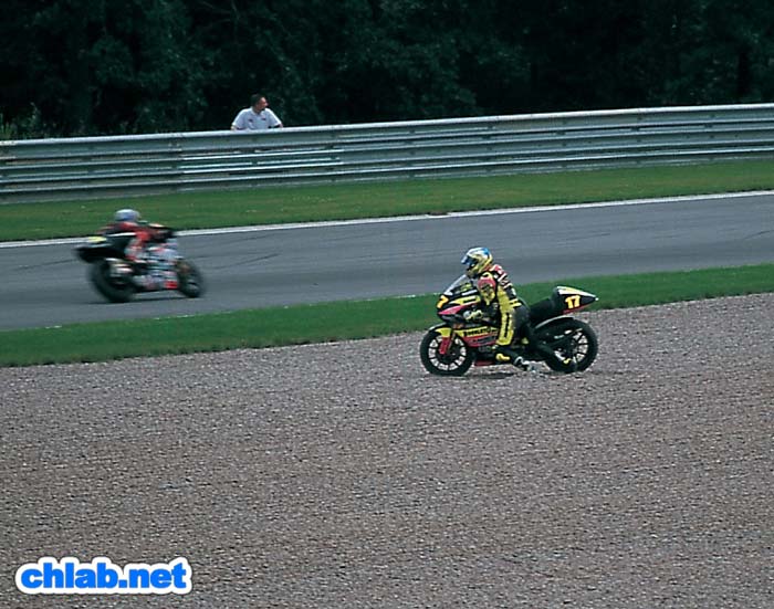 Rennen zur 250cc Klasse: Randy De Puinet (17) auf Abwegen, im Hintergrund zischt Ralf Waldmann vorbei
