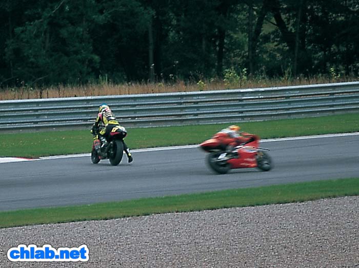 Rennen zur 250cc Klasse: Randy De Puinet (17) auf Abwegen
