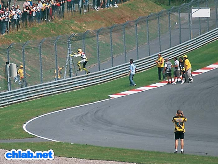 Valentino Rossi erklimmt den Sicherheitszaun
