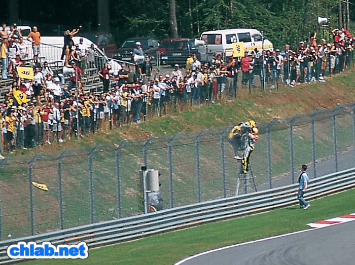 Valentino Rossi erklimmt den Sicherheitszaun
