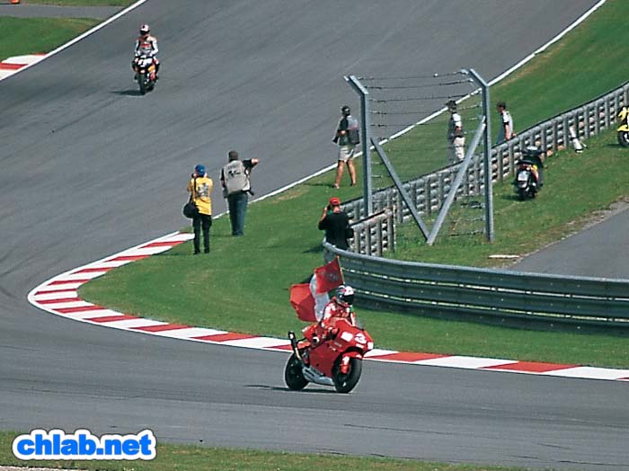 Max Biaggi freut sich ber seinen 2. Platz
